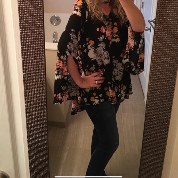 📁. Boho Black Floral Choker Style flowy top - Picture 8 of 8